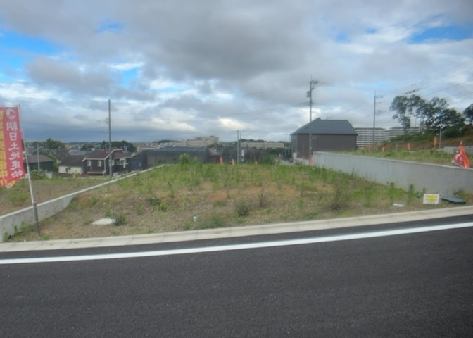 隣家の土地はどうなっているのか、生活利便施設が近くにあるのか、学校まで近いかなど、お客様のライフスタイルにあわせたイメージが重要です。また、近くにあると困る施設が近くにないかも確認するといいでしょう。