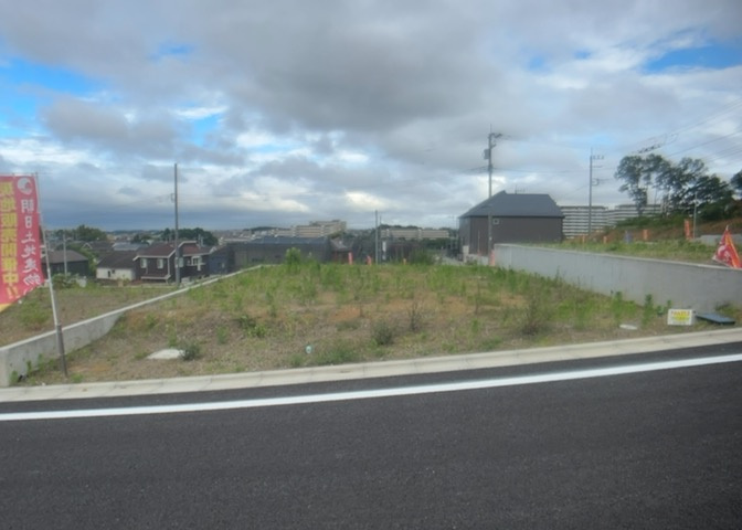 土地購入を検討されている場合、境界杭がない状態で購入してしまうと境界確定測量をする必要があり、費用がかかります。購入の前に、売主、隣土地所有者立ち合いのもと境界を確定し境界杭を設置するのがベストです。