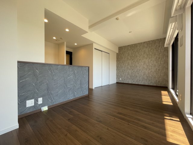 【LDK：約14.3帖】南東向きで横長タイプのリビングです。