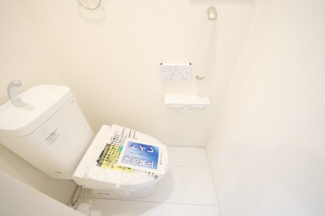 白を基調とした清潔感あるトイレ、毎日気持ちよく利用できます