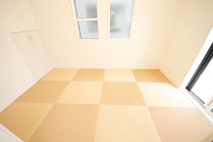 客間としてだけでなく、子供たちの遊び場やお昼寝としても利用できる和室