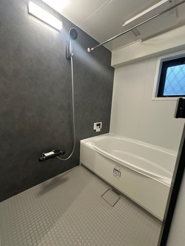 足を伸ばしてゆったりと湯船に浸かれる広々バスルーム。ご家族一緒に、癒しのバスタイムをお楽しみいただけます！