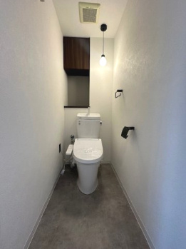 寒い冬でも便座はポカポカな温水洗浄便座付トイレ。汚れてもサッと一拭きで綺麗に！お掃除簡単で衛生的ですね。