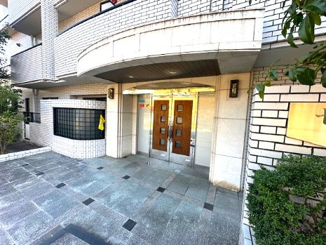 住まいの顔となるエントランスは、落ち着いた雰囲気と清潔感があり来訪者にも好印象。すっきりとしたエントランスが毎日お出迎えしてくれます。