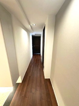玄関から各部屋へ繋がる廊下。木のぬくもりと白を基調とした清潔感のある空間です。内覧・お問い合わせはお気軽にどうぞ。