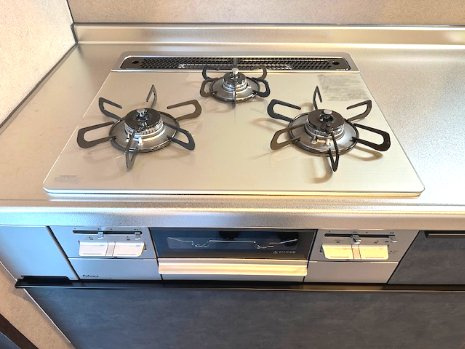 複数品同時調理も可能な三口タイプのガスコンロ。火力を使い分けられるので、お料理の幅も広がりそうですね！