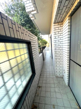 北側のバルコニー！塀が設けられ、居住者以外の侵入を防ぐことができます。季節を問わず落ち着いて過ごせる北側採光です。