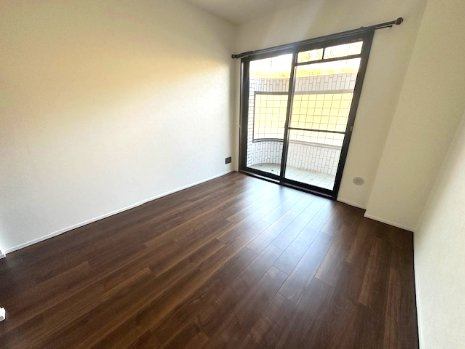 北向きバルコニーへ出入り可能な洋室5.7帖。バルコニーに面したお部屋は、大きなお布団なども干しやすく便利です！