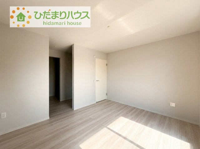 広めの主寝室は、ベッドの他にもパソコンデスクやドレッサーなども置けちゃいます(*^-^*)