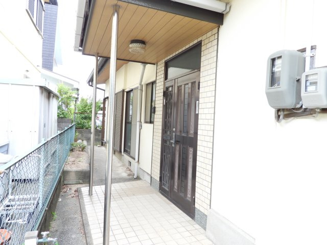 玄関アプローチの写真です。（令和6年6月撮影）