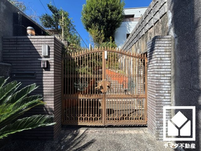 【玄関】　重厚感ある門構えと玄関が魅力。防犯性にも優れた、安心して暮らせる住まいです。