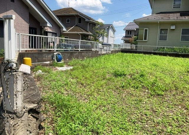 土地の形が極端に長細かったり、狭小地、あるいは道路との高低差がある傾斜地だった場合、後々売ろうとしても買い手がつかない場合もあります。後々、売却することになった時に価値の下がらない土地を選びましょう。