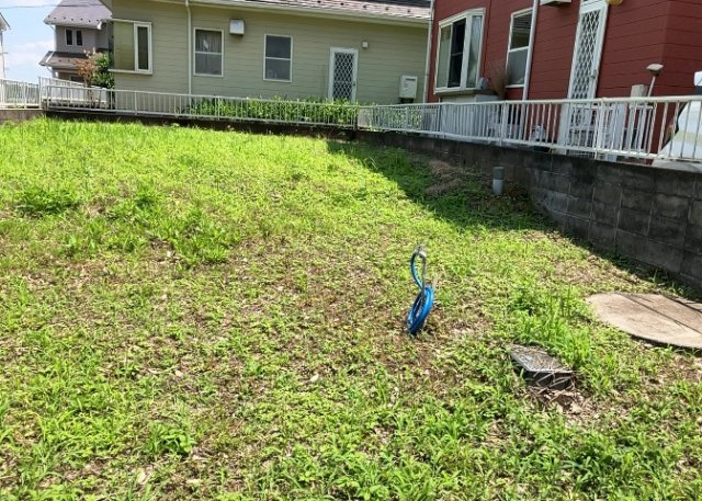 土地の面積＝住宅面積ではありません。建ぺい率の問題などで、土地のある場所によって住宅を建てられる面積は限られています。高さもしかり、「土地」という言葉の中には、建築条件も含まれると考えておきましょう。