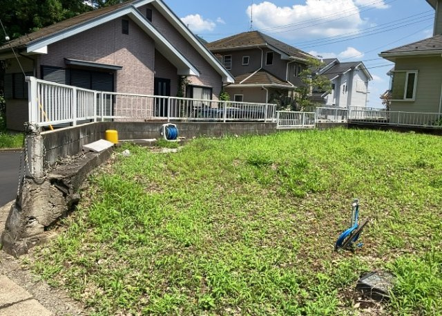 家を建てる場合、方位は要チェックです。現実的に日当たりのよい家ならばリビングは南側、建築基準法でも北側に当たる家への配慮は求められています。土地を見学に行く際は、方位磁針を持って行くようにしましょう。