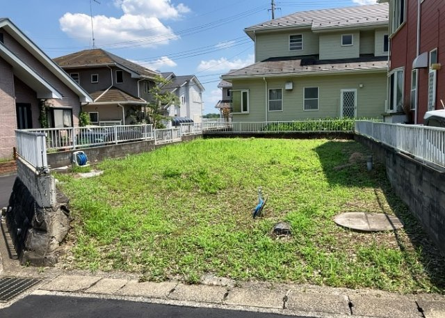 現地に行くなら、物件の周囲の地形がどうなっているかを見ることも大切です。周辺より低くなっている土地では、大雨などで水が集まりやすいため、地盤が弱くなっているということも考えられるため、注意が必要です。