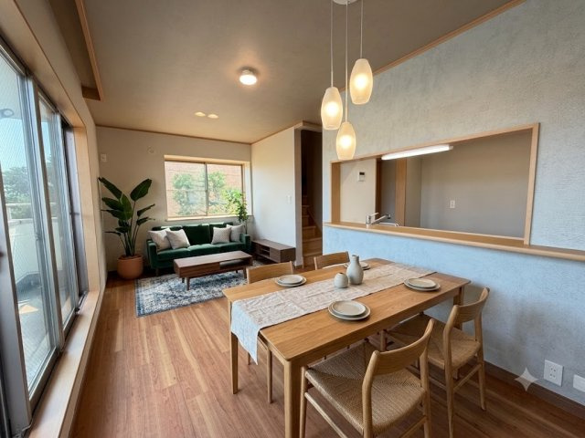 バルコニーに面した大きな窓と2面採光で明るさ良好！家具の配置もしやすい広々とした奥行きがあり、ゆったりとしたおうち時間を楽しめます。※家具はCGイメージです。