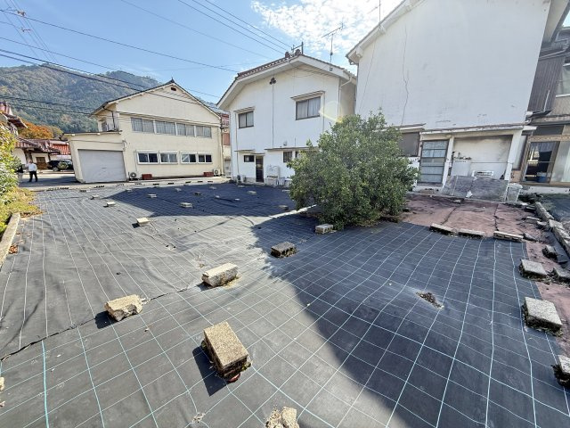 奥行きのある土地で、さまざまな住宅プランに対応しやすいサイズ感が魅力です。敷地は概ね平坦で、建築費のコストも抑えやすい形状となっています。周囲は穏やかな住宅地で、生活しやすい静かな環境です。