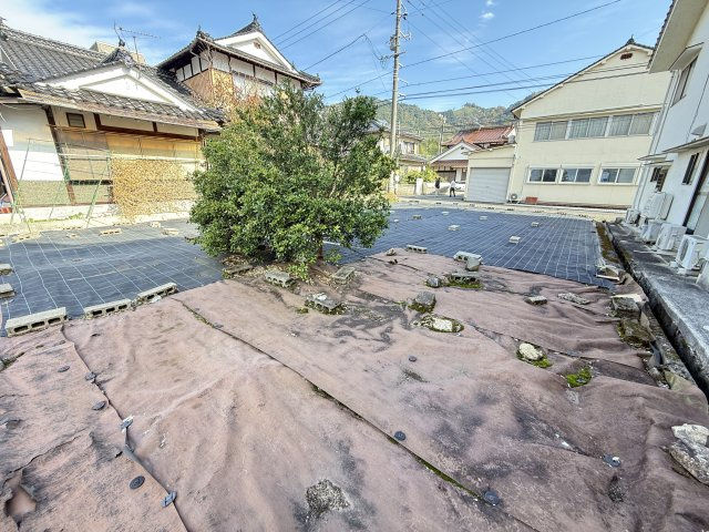 土地の一部には既存の植栽が残り、適度な緑がある落ち着いた雰囲気です。平坦地のため建築計画も立てやすく、住宅用地としてのポテンシャルが高い区画です。周辺は住みやすい静かな住宅街になります。