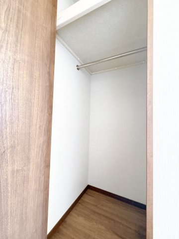 北側5.5帖の洋室、収納