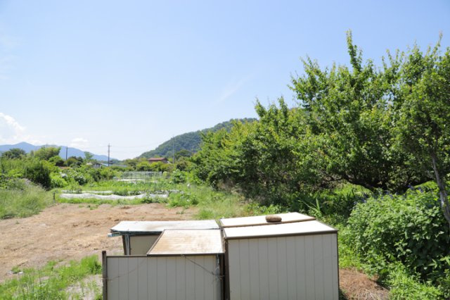 土地の形が極端に長細かったり、狭小地、あるいは道路との高低差がある傾斜地だった場合、後々売ろうとしても買い手がつかない場合もあります。後々、売却することになった時に価値の下がらない土地を選びましょう。