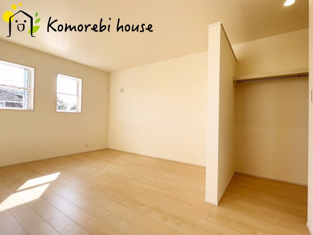 広くて明るい寝室