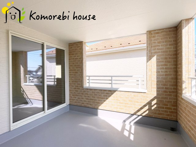 暖かな日差しのふりそそぐバルコニー