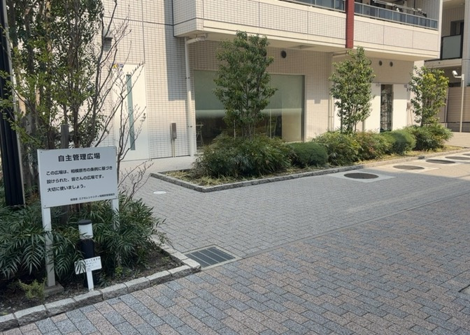 物件によっては、入居者が個人的に使用できる専用庭がついているものもあります。また、住宅の中にある土間の部分を庭と呼ぶこともあります。庭の用途は住む人によって変わり、それによってデザインもさまざまです。
