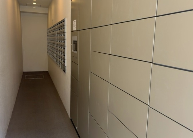 エントランス付近に設置されている集合ポストは、住んでいる部屋と離れているため、ポストをあさるなど誰かに何かされていても被害に気づきにくいです。入居する時には他人に特定されにくい番号で鍵をかけましょう！