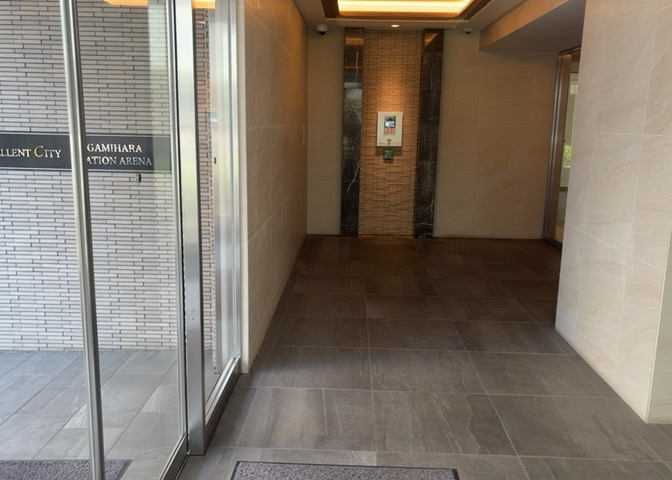 共用部分は、一棟の建物に住む区分所有者全員が共同で所有するとし、共用部分の管理、補修などは、区分所有者で形成される管理組合が行います。個人の判断で勝手に変更することはできませんので覚えておきましょう。