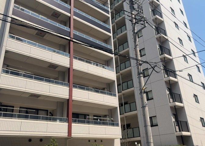 道幅が広い場所は日当たりや風通が良好です。幅が広いのですれ違いも可能ですし大きな車でも駐車可能！一方で、大型車が通ることも多くなるため交通量の増加により騒音に繋がります。また土地の値段が高くなります。