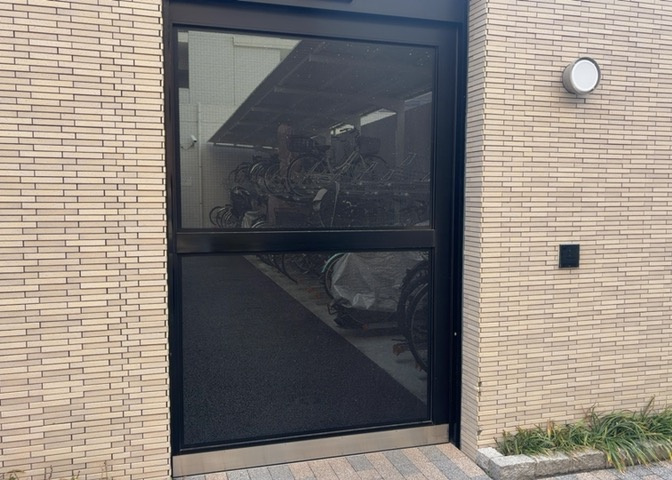 車一台あたりに必要なスペースは、標準サイズの普通自動車で横幅2m50cm、長さ5mは必要になります。ただし、乗降のことも考慮して横幅3m30cm、長さ5m50cmほどは確保できるところを選びましょう。