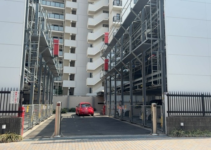 駐車場と明記されていても、最小スペースでつくられた駐車場だと大型車は駐車できなかったり、出入りしにくくなったりする可能性があります。お車のサイズと購入したい物件の駐車場のサイズを現地で確認しましょう。
