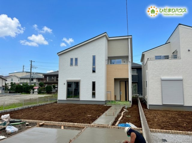 別角度からの外観写真です！陽当たりが良く開放的なロケーションとなっております！建物前にはスペースがあるため、小さなお子様の見守りや大きな荷物の搬入もスムーズに行っていただける魅力的な環境です！