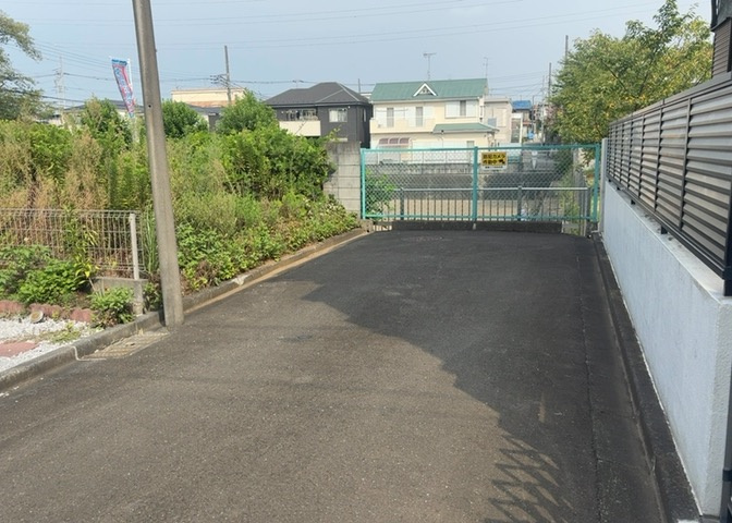 土地の形が極端に長細かったり、狭小地、あるいは道路との高低差がある傾斜地だった場合、後々売ろうとしても買い手がつかない場合もあります。後々、売却することになった時に価値の下がらない土地を選びましょう。