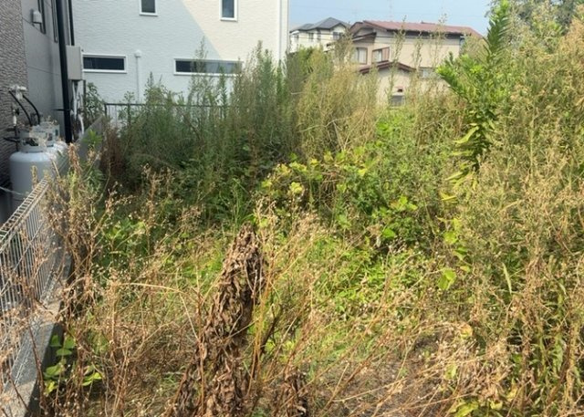 家を建てる場合、方位は要チェックです。現実的に日当たりのよい家ならばリビングは南側、建築基準法でも北側に当たる家への配慮は求められています。土地を見学に行く際は、方位磁針を持って行くようにしましょう。