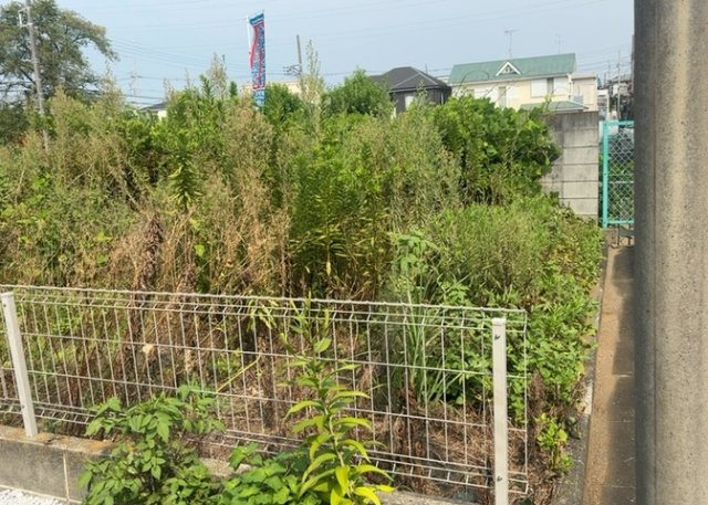 土地の前の道路に消火栓が設置されていることがあります。この場合、道路交通法第45条第1項により、駐車禁止の場所が指定されています。そのため、車庫などの駐車スペースをつくることができない場合があります。