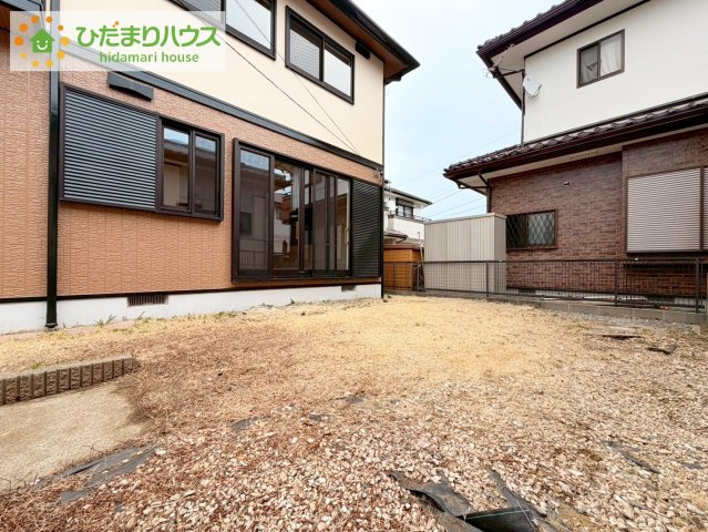 日当たりの良い広い庭。友人や親せきが集まってＢＢＱをしたり、ペットと遊んだり。　一戸建てならではの楽しさが広がります(*^-^*)