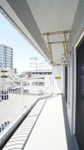 広々ワイドバルコニー　南西向き陽当り、眺望も良好　洋室2部屋から出入りできます