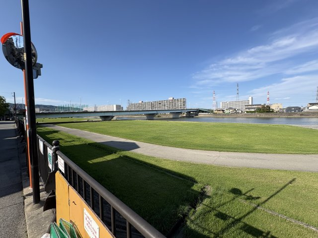 武庫川河川敷まで徒歩1分ほどです。芝生の緑と川の自然豊な住環境です。