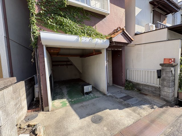 シャッター付のガレージは仕事や遊び道具の多いご家庭に嬉しい、棚がたくさんあります。