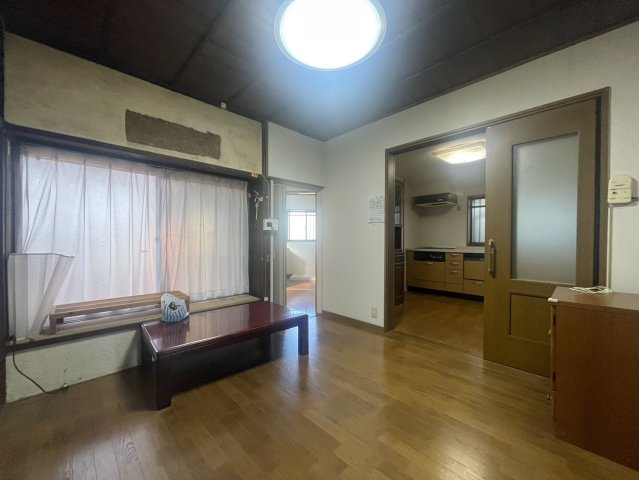 フローリング仕様の洋室は、和室とは異なる雰囲気で使いやすい空間。大きな窓からやわらかな光が入り、明るさを感じられます。キッチンと隣接しており、ダイニングや家族団らんのスペースとしても活用可能。