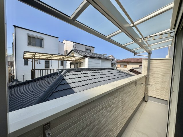 2階南側バルコニーは、オプションで雨の日に嬉しい屋根がついています。