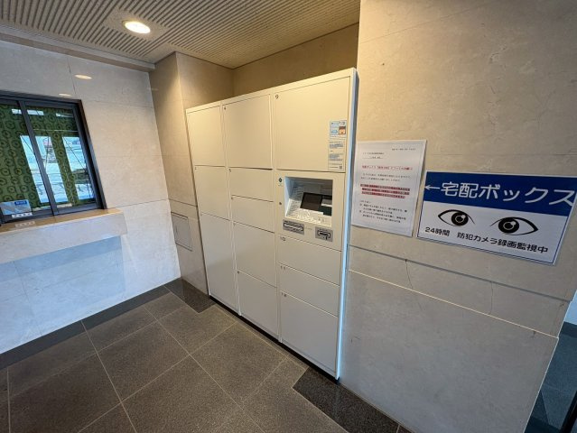 非対面で受け取れる宅配ボックス付きで、留守中の荷物受け取りも安心