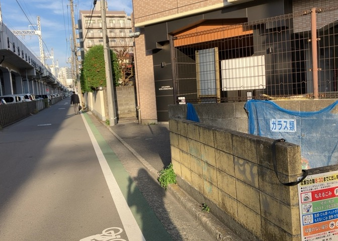 物件によっては、入居者が個人的に使用できる専用庭がついているものもあります。また、住宅の中にある土間の部分を庭と呼ぶこともあります。庭の用途は住む人によって変わり、それによってデザインもさまざまです。
