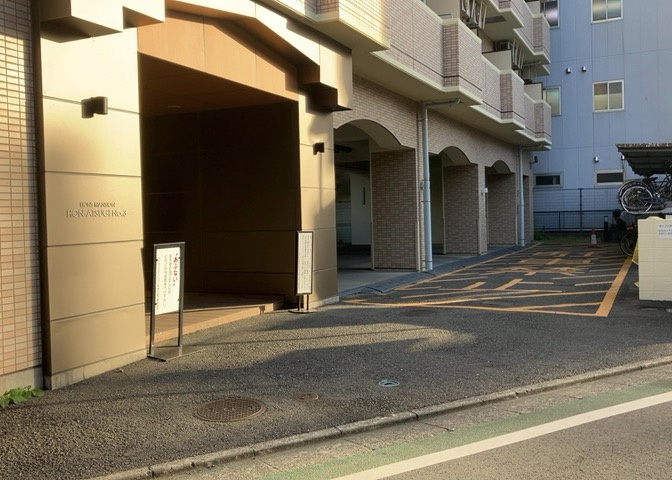中庭（パティオ）とは、一つの建築物の内部に設けられた、壁などで囲われている庭のことを指します。コの字型、ロの字型が主流ですが、L字型の中庭もあります。最近では、インテリア性の高さからも人気があります。