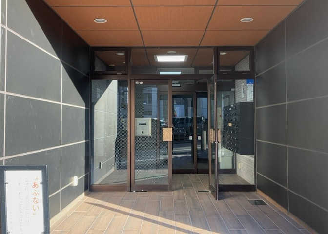 マンションのエントランスには、もともと風よけや防犯の役割がありますが、マンションによって宅配ボックスなどの設備が備わっている所もあります。日々の生活をイメージしながら生活しやすさをチェックしましょう。