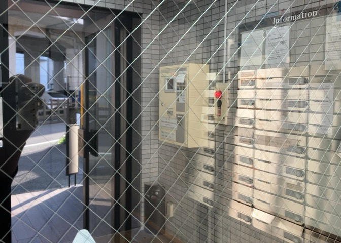 ラウンジは、マンションの共用スペースに椅子やテーブルなどを配置した利用者が寛げる空間です。屋内型ラウンジと屋外型ラウンジがあります。共用部分の管理状況と合わせて、詳細については現地でご確認ください。