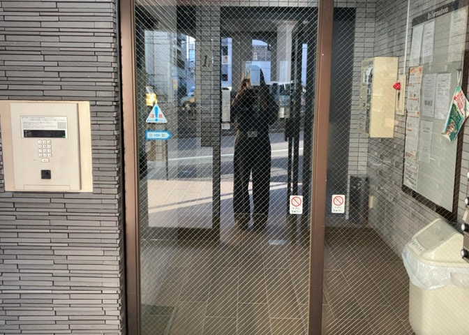 受付はマンションコンシェルジュがいる場合もあれば、管理人が滞在する小部屋を総称して呼ぶことがあります。主にエントランスに設置されていることから、防犯面でも期待ができます。防犯設備がない場合はより安心！