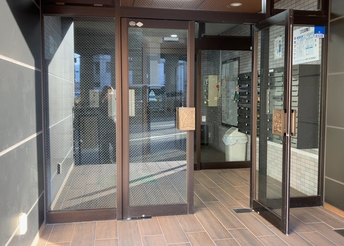 ロビーというと、エントランスと何がちがうの？と思いますよね。実はロビーとエントランスには明確な決まりはありません。物件によっては、エントランスを入って広がるある程度の広さのある空間がロビーとなります。
