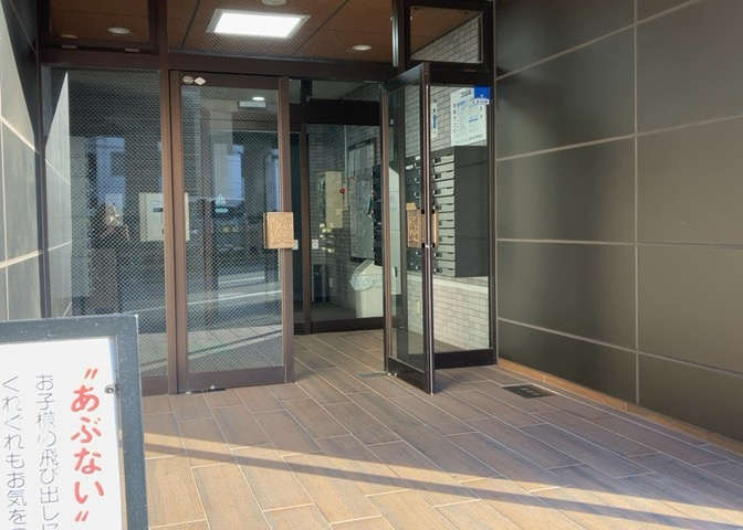 共用部分は、一棟の建物に住む区分所有者全員が共同で所有するとし、共用部分の管理、補修などは、区分所有者で形成される管理組合が行います。個人の判断で勝手に変更することはできませんので覚えておきましょう。